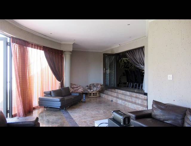 5 BEDROOM TOWNHOUSE FOR SALE IN BOSCHDAL